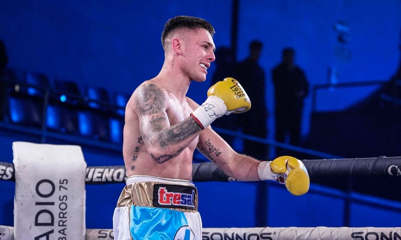 Alan "El Rusito" Crenz derrotó por nocaut al mexicano Juan Carlos Sánchez y retuvo el título latino superligero FIB. El santafesino sumó su victoria número 18 como profesional.