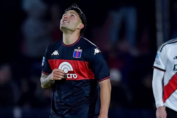 Ignacio Russo festeja el gol que le dio a Tigre la victoria ante River en Victoria.