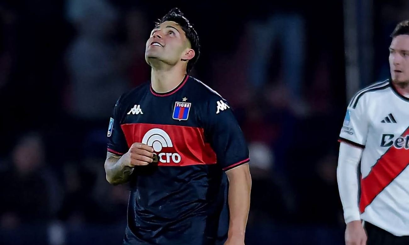 Ignacio Russo festeja el gol que le dio a Tigre la victoria ante River en Victoria.