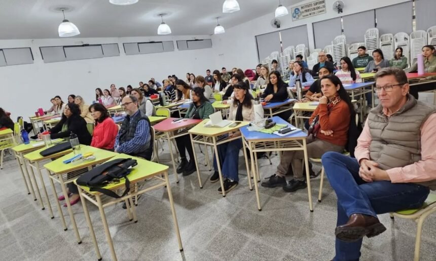 Rodrigo Borla recorrió el Instituto Superior del Profesorado Nº 20 de San Justo, donde funcionan diversas propuestas de formación terciaria. Foto: gentileza Prensa Borla.