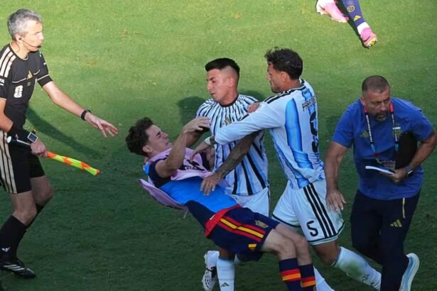 Leandro Paredes y Thiago Almada, durante el conflicto registrado en la final del Mundial 2026 ante España. Foto de archivo.