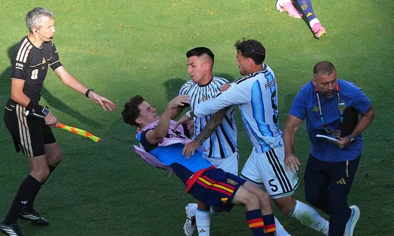 Leandro Paredes y Thiago Almada, durante el conflicto registrado en la final del Mundial 2026 ante España. Foto de archivo.