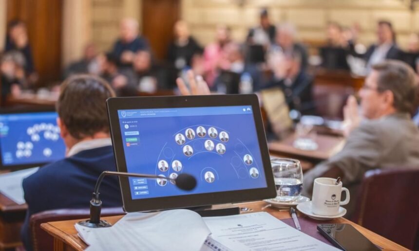 Senadores provinciales durante una sesión de votación en el recinto de la Legislatura de Santa Fe. Foto de archivo.