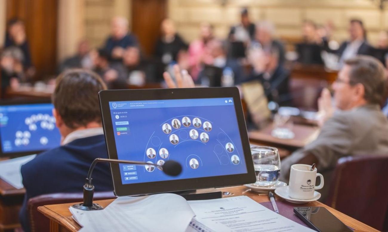 Senadores provinciales durante una sesión de votación en el recinto de la Legislatura de Santa Fe. Foto de archivo.