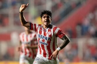 Tarragona celebra uno de sus goles con la camiseta de Unión en el estadio 15 de Abril, ante el festejo de sus compañeros y los hinchas tatengues.