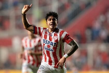 Tarragona celebra uno de sus goles con la camiseta de Unión en el estadio 15 de Abril, ante el festejo de sus compañeros y los hinchas tatengues.