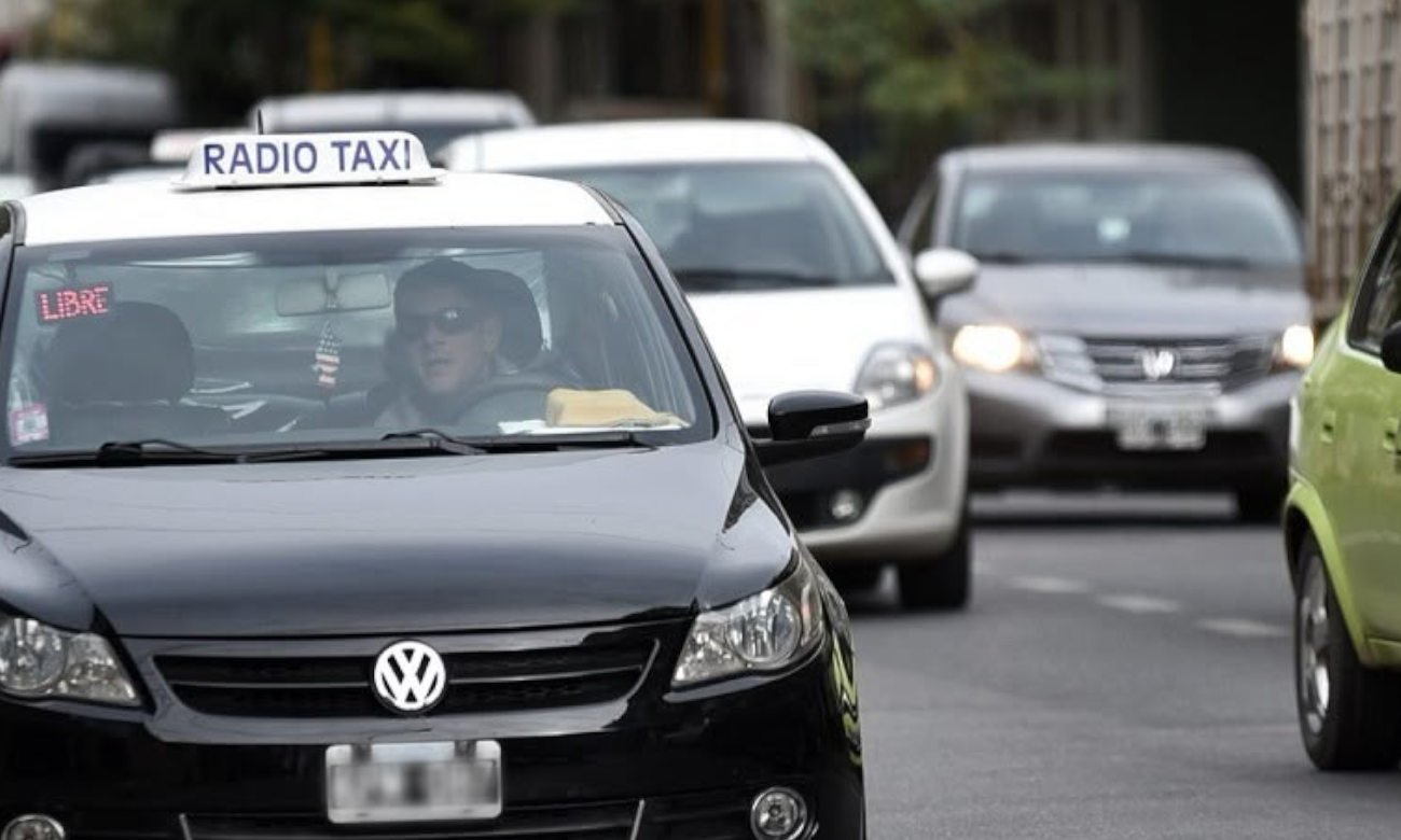 Taxis y remises forman parte del sistema de transporte de pasajeros de la ciudad de Santa Fe.