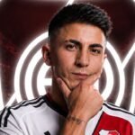 Thiago Almada con la camiseta de River Plate en una imagen ilustrativa. El atacante argentino, de destacada trayectoria internacional.