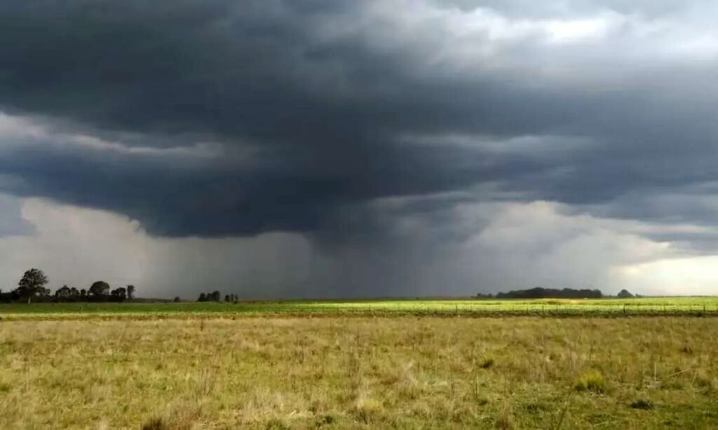 Un campo de la provincia de Santa Fe bajo un cielo amenazante, en una imagen de archivo que refleja las condiciones típicas previas a tormentas y lluvias intensas.