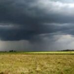 Un campo de la provincia de Santa Fe bajo un cielo amenazante, en una imagen de archivo que refleja las condiciones típicas previas a tormentas y lluvias intensas.