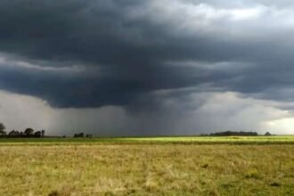 Un campo de la provincia de Santa Fe bajo un cielo amenazante, en una imagen de archivo que refleja las condiciones típicas previas a tormentas y lluvias intensas.
