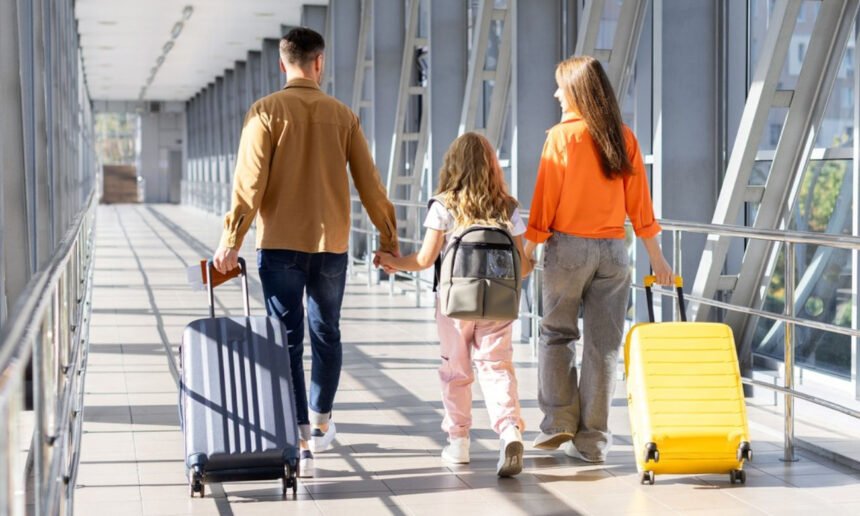 Una familia se prepara para iniciar un viaje durante sus vacaciones. Foto de archivo.
