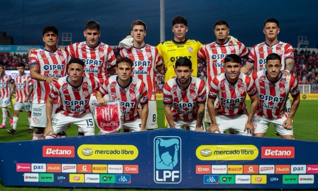 La formación inicial de Unión de Santa Fe posa en el campo de juego del estadio 15 de Abril antes del comienzo del partido.