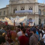 Docentes universitarios participan de una jornada de protesta en defensa de la educación pública y por mejoras en las condiciones laborales.