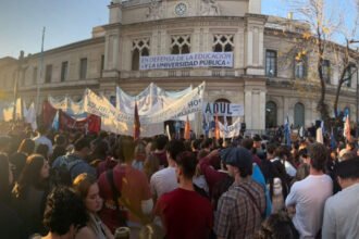 Docentes universitarios participan de una jornada de protesta en defensa de la educación pública y por mejoras en las condiciones laborales.