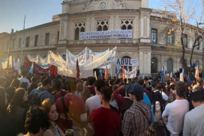 Docentes universitarios participan de una jornada de protesta en defensa de la educación pública y por mejoras en las condiciones laborales.
