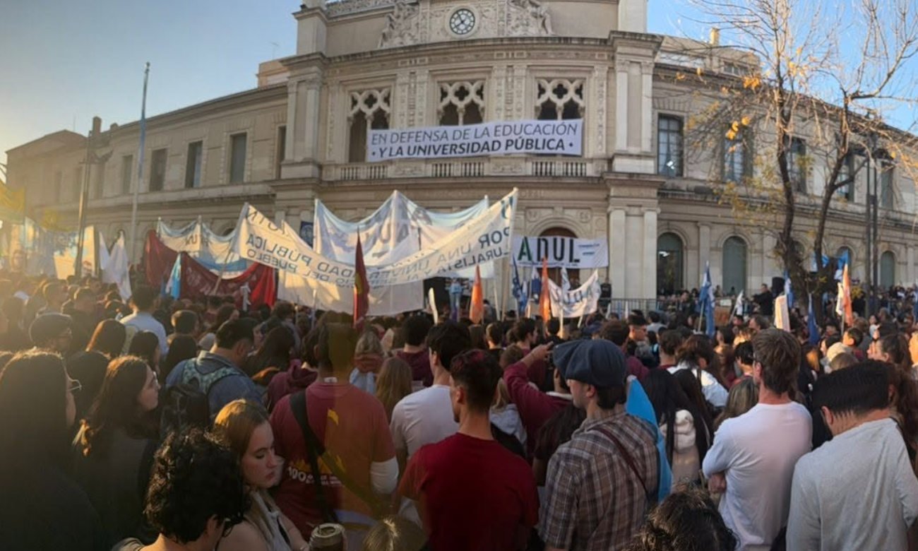 Docentes universitarios participan de una jornada de protesta en defensa de la educación pública y por mejoras en las condiciones laborales.