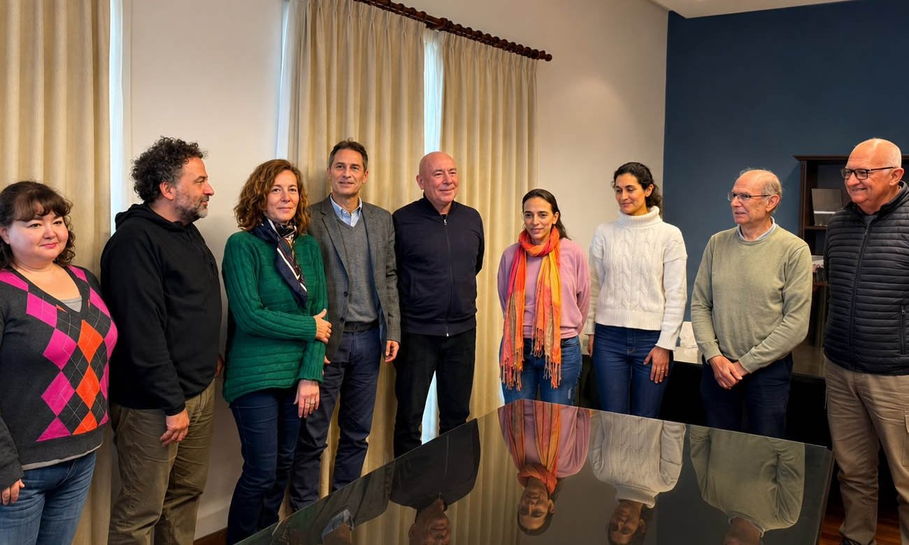 Representantes de UPCN Santa Fe, CONICET y la Universidad Nacional del Litoral (UNL) durante la reunión en la que se presentó el proyecto conjunto para el tratamiento sustentable de efluentes y residuos orgánicos.