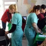 Personal de salud aplica vacunas durante un operativo itinerante del programa #ModoVacuna en distintos espacios públicos de la ciudad de Santa Fe.