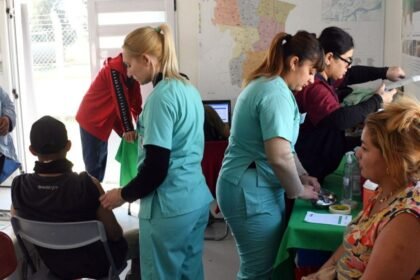 Personal de salud aplica vacunas durante un operativo itinerante del programa #ModoVacuna en distintos espacios públicos de la ciudad de Santa Fe.