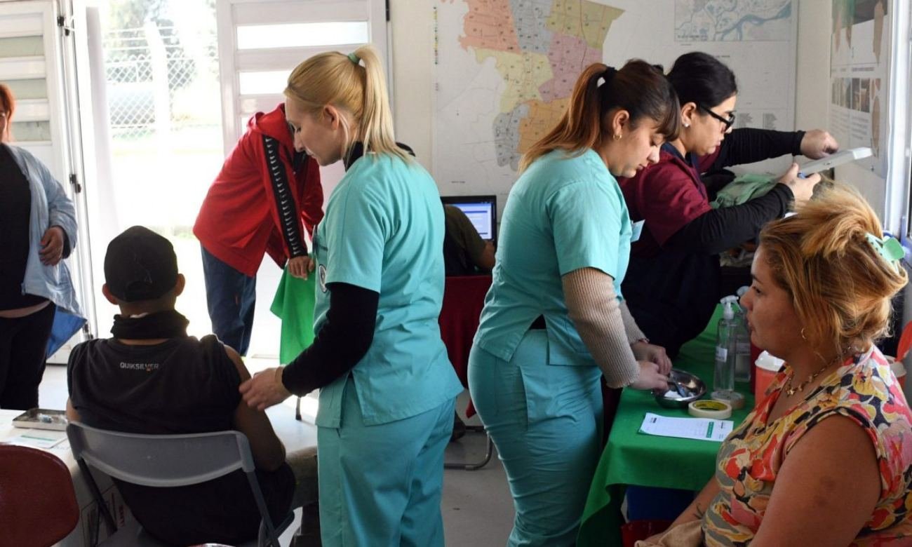 Personal de salud aplica vacunas durante un operativo itinerante del programa #ModoVacuna en distintos espacios públicos de la ciudad de Santa Fe.