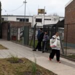 La renovación de las veredas mejora la accesibilidad y la seguridad en el ingreso a la institución educativa.