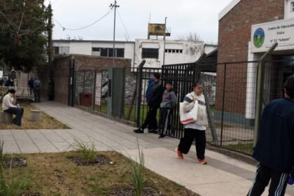 La renovación de las veredas mejora la accesibilidad y la seguridad en el ingreso a la institución educativa.