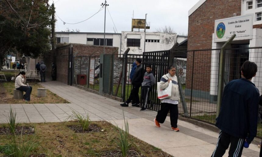 La renovación de las veredas mejora la accesibilidad y la seguridad en el ingreso a la institución educativa.
