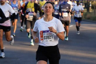 Victoria Ares, la corredora santafesina que se destacó en los 21K de Buenos Aires 2026 y recibió el Premio Estímulo por su desempeño.