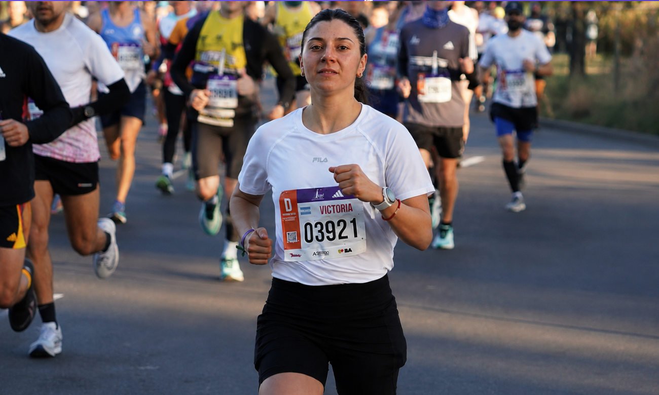 Victoria Ares, la corredora santafesina que se destacó en los 21K de Buenos Aires 2026 y recibió el Premio Estímulo por su desempeño.