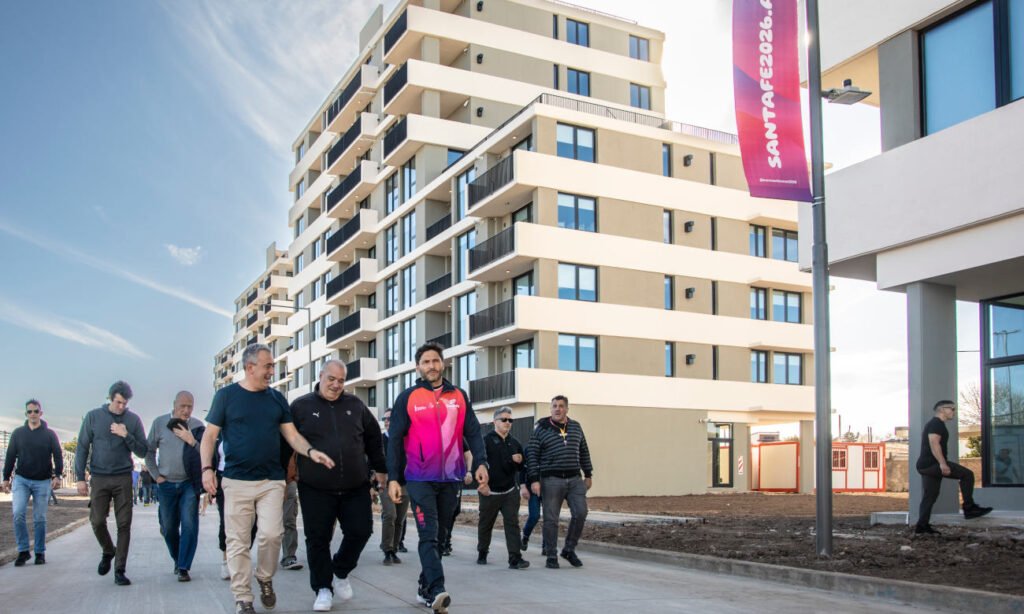 El gobernador Maximiliano Pullaro, junto a funcionarios provinciales y autoridades locales, recorrió la Villa Suramericana de Rosario, que recibirá a las delegaciones durante los Juegos Santa Fe 2026.