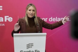 Virginia Coudannes, vocera del Gobierno de Santa Fe, durante una conferencia de prensa en la Casa de Gobierno.