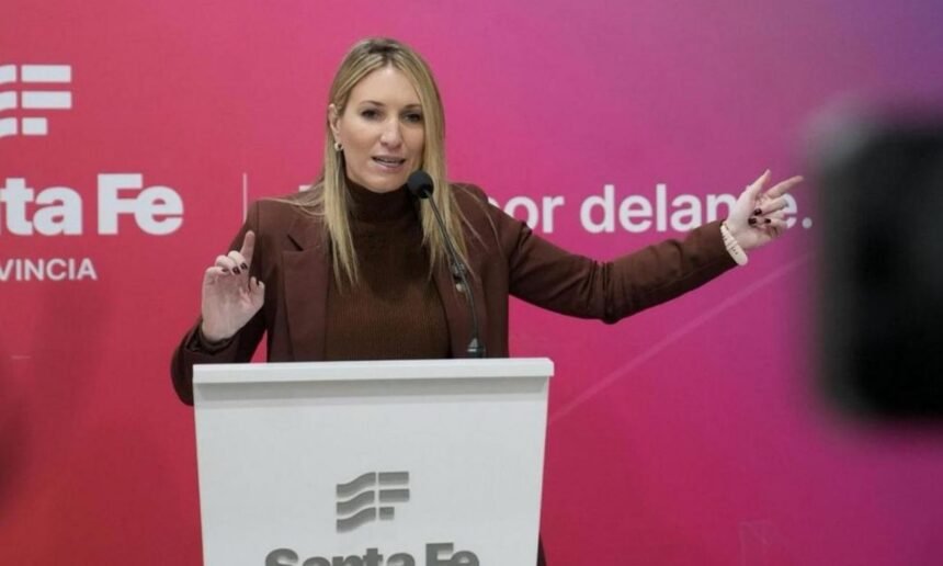 Virginia Coudannes, vocera del Gobierno de Santa Fe, durante una conferencia de prensa en la Casa de Gobierno.