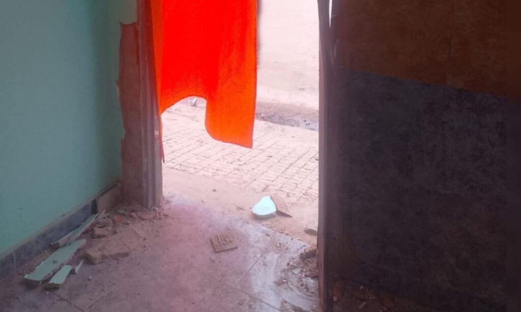 La vivienda de Santa Fe donde impactó la motocicleta durante la persecución policial. El choque provocó daños en las rejas y el ingreso del domicilio.