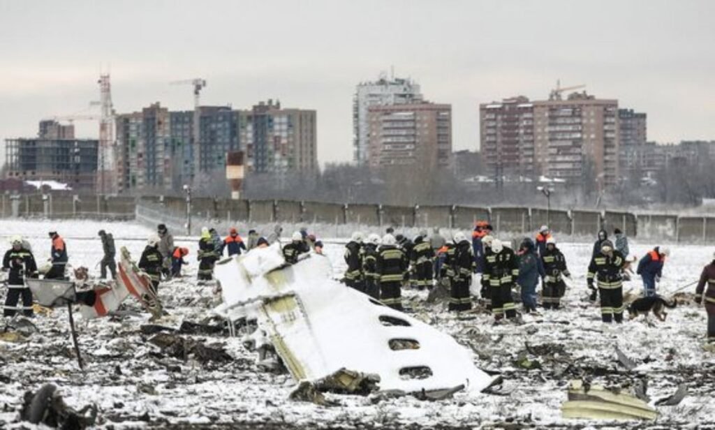 El vuelo 981 de Turkish Airlines sufrió una despresurización poco después de despegar de París, tras una falla en la puerta de carga del DC-10. El accidente ocurrió el 3 de marzo de 1974.