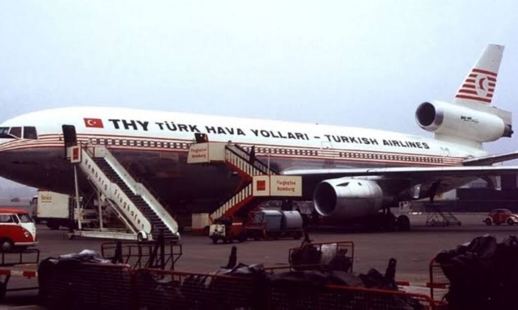 El McDonnell Douglas DC-10 de Turkish Airlines utilizado en el vuelo 981 despegó de París-Orly el 3 de marzo de 1974. La aeronave cayó pocos minutos después, dejando 346 víctimas.