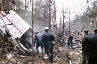 El accidente del vuelo 981 ocurrió en el bosque de Ermenonville, al norte de París, apenas nueve minutos después del despegue. Las 346 personas que viajaban a bordo murieron en la tragedia.