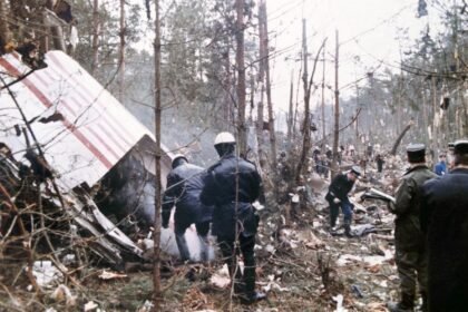 El accidente del vuelo 981 ocurrió en el bosque de Ermenonville, al norte de París, apenas nueve minutos después del despegue. Las 346 personas que viajaban a bordo murieron en la tragedia.