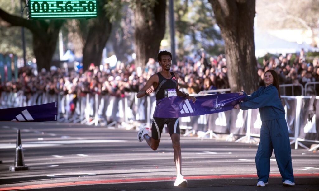 Yomif Kejelcha hizo historia en la Media Maratón de Buenos Aires al registrar una marca récord en los 21,097 kilómetros.