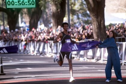 Yomif Kejelcha hizo historia en la Media Maratón de Buenos Aires al registrar una marca récord en los 21,097 kilómetros.
