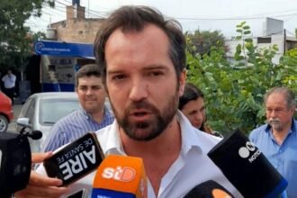 El intendente de Santo Tomé, Miguel Weiss Ackerley, durante una conferencia de prensa en la que abordó temas vinculados a la gestión municipal y los servicios públicos de la ciudad.