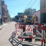 Trabajos de renovación de la red de agua potable que Aguas Santafesinas lleva adelante en el barrio Fomento 9 de Julio de la ciudad de Santa Fe.