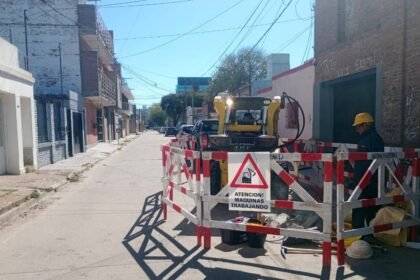 Trabajos de renovación de la red de agua potable que Aguas Santafesinas lleva adelante en el barrio Fomento 9 de Julio de la ciudad de Santa Fe.