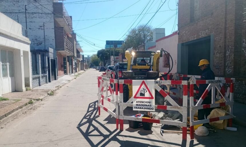 Trabajos de renovación de la red de agua potable que Aguas Santafesinas lleva adelante en el barrio Fomento 9 de Julio de la ciudad de Santa Fe.