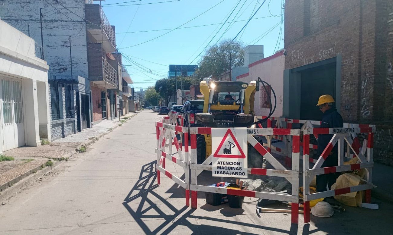 Trabajos de renovación de la red de agua potable que Aguas Santafesinas lleva adelante en el barrio Fomento 9 de Julio de la ciudad de Santa Fe.