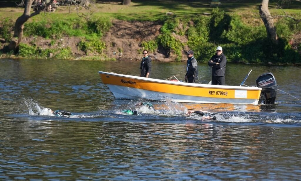 Las nadadoras durante la competencia de 10 kilómetros de aguas abiertas en el lago del Parque del Sur, en el marco de los Juegos Suramericanos Santa Fe 2026.