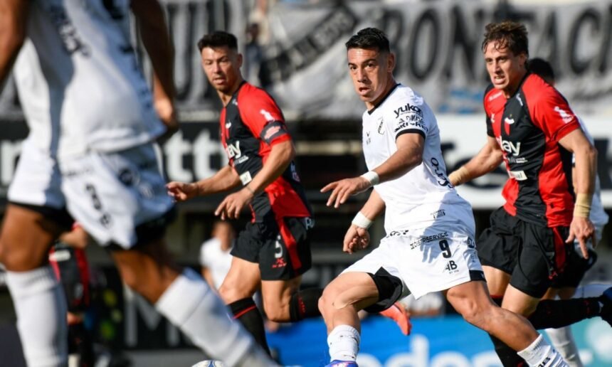 Colón ante All Boys, en un encuentro correspondiente a la Primera Nacional. Foto de archivo.