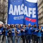 Docentes de AMSAFE durante una movilización en defensa de sus derechos laborales y previsionales en Santa Fe.