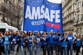Docentes de AMSAFE durante una movilización en defensa de sus derechos laborales y previsionales en Santa Fe.