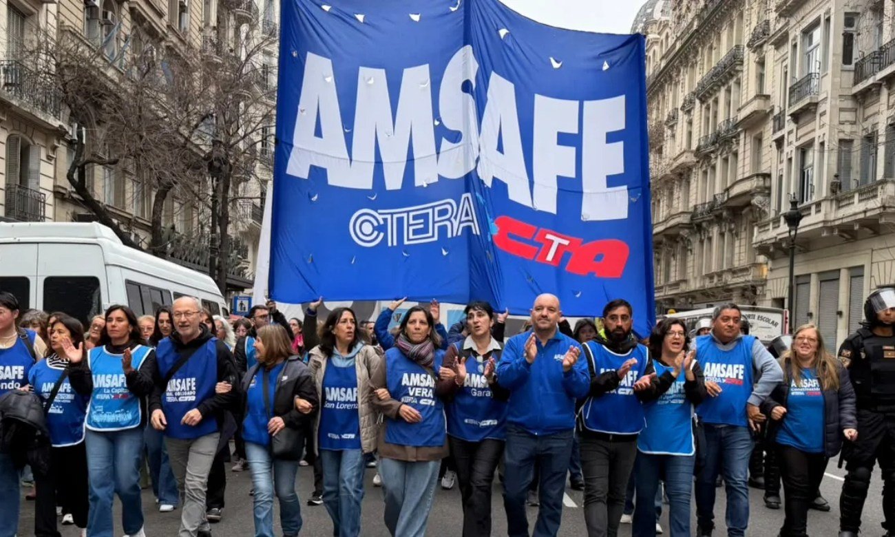 Docentes de AMSAFE durante una movilización en defensa de sus derechos laborales y previsionales en Santa Fe.